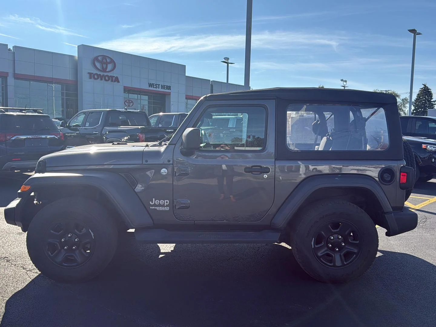 Used 2018 Granite Crystal Metallic Clearcoat Jeep Sport image 6