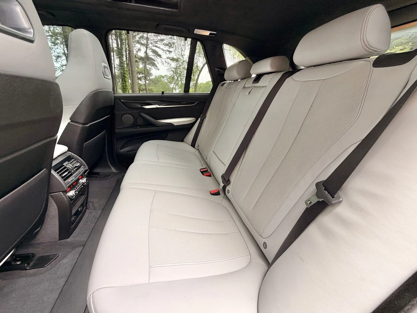 Used 2018 Silverstone Metallic BMW Base image 14