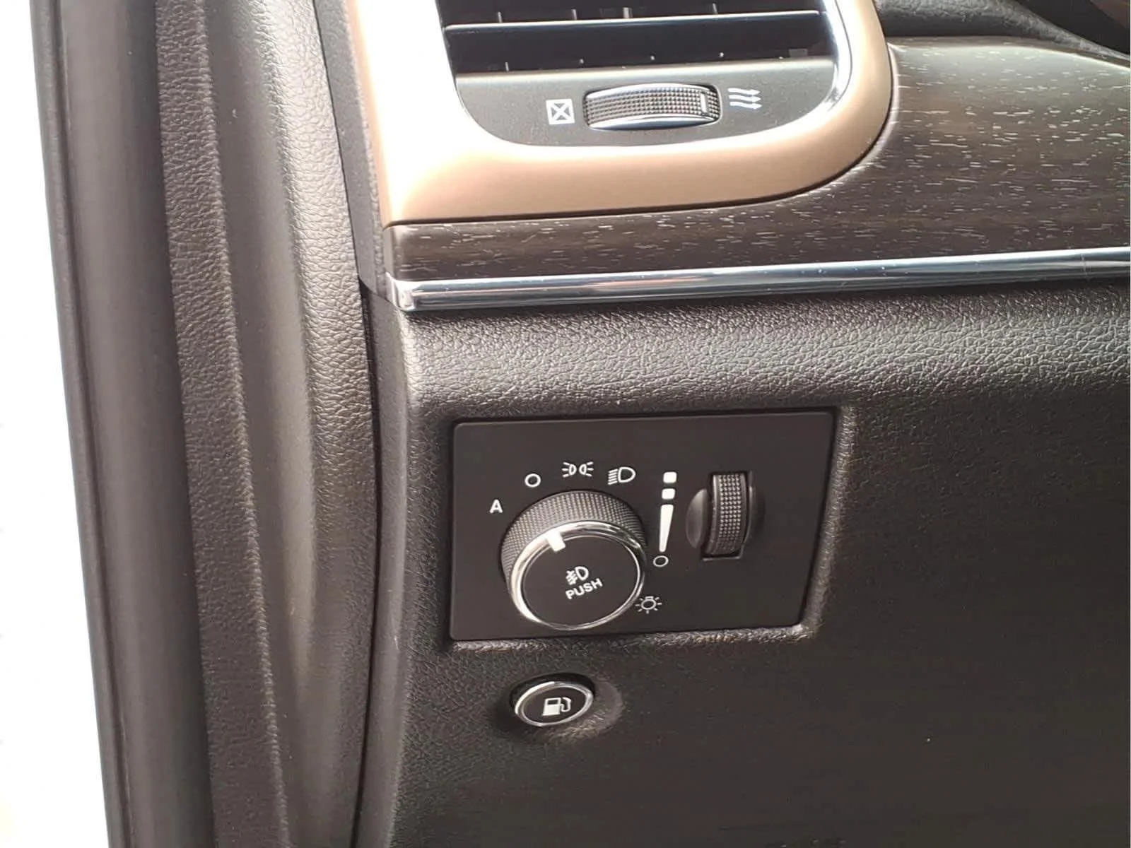 Used 2016 Bright White Clearcoat Jeep Limited image 13
