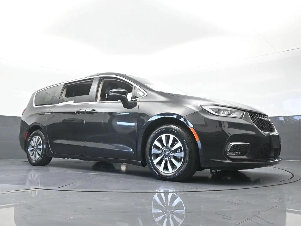 Used 2023 Brilliant Black Crystal Pearlcoat Chrysler Touring L image 62