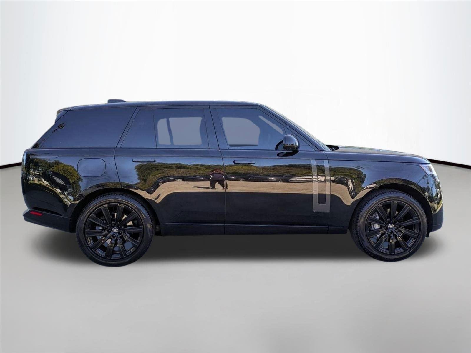 Used 2023 Santorini Black Metallic Land Rover SE image 4