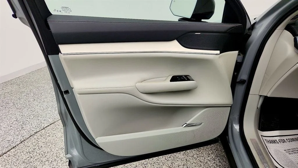 Used 2025 Vapour Grey Metallic Volvo Twin Motor Ultra 7-Seater image 11