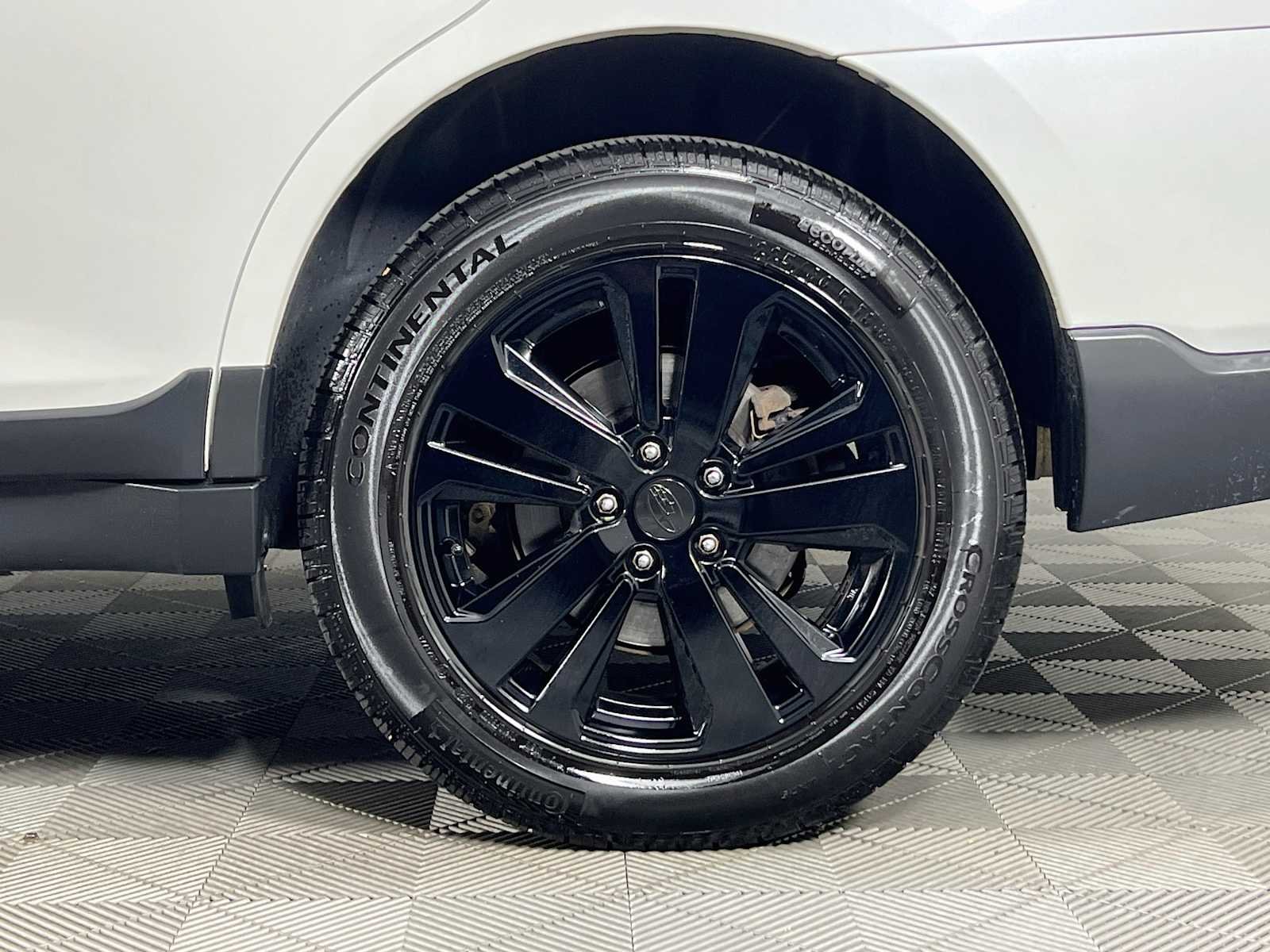 Used 2019 Crystal White Pearl Subaru Limited image 33
