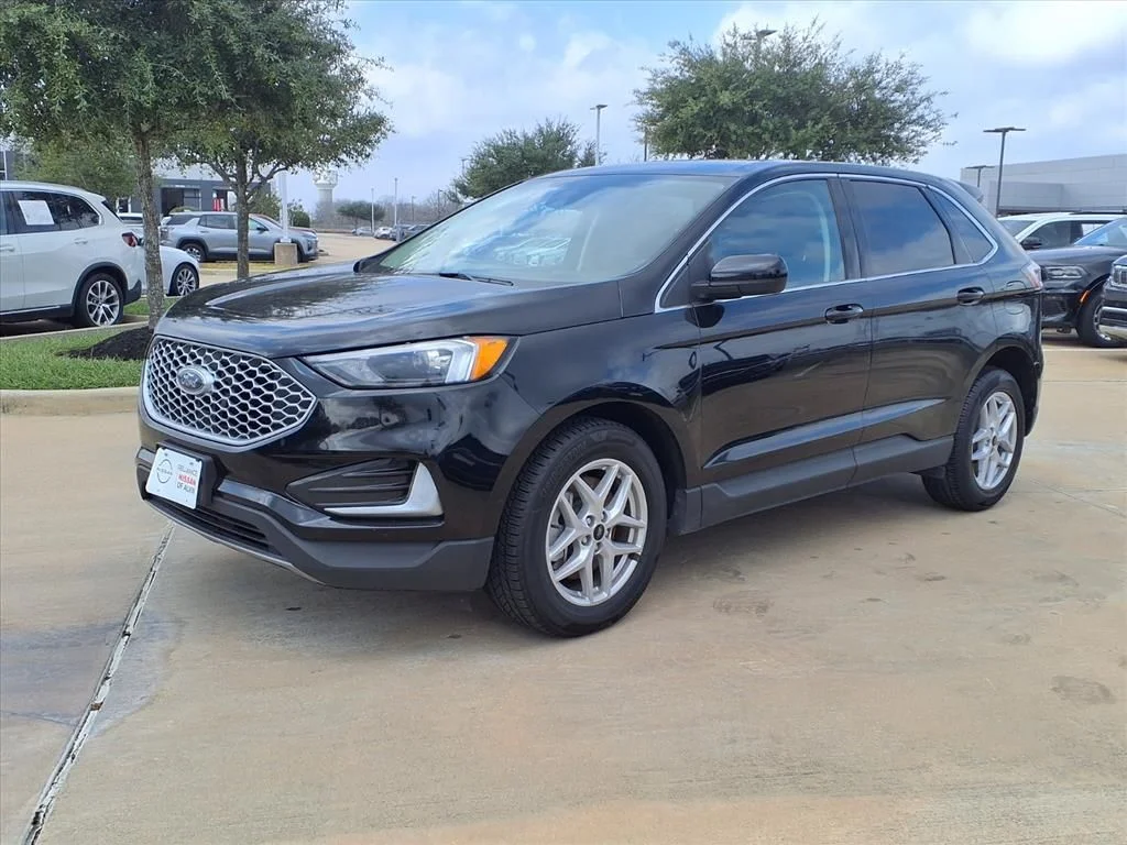 Used 2023 Black Ford SEL image 3
