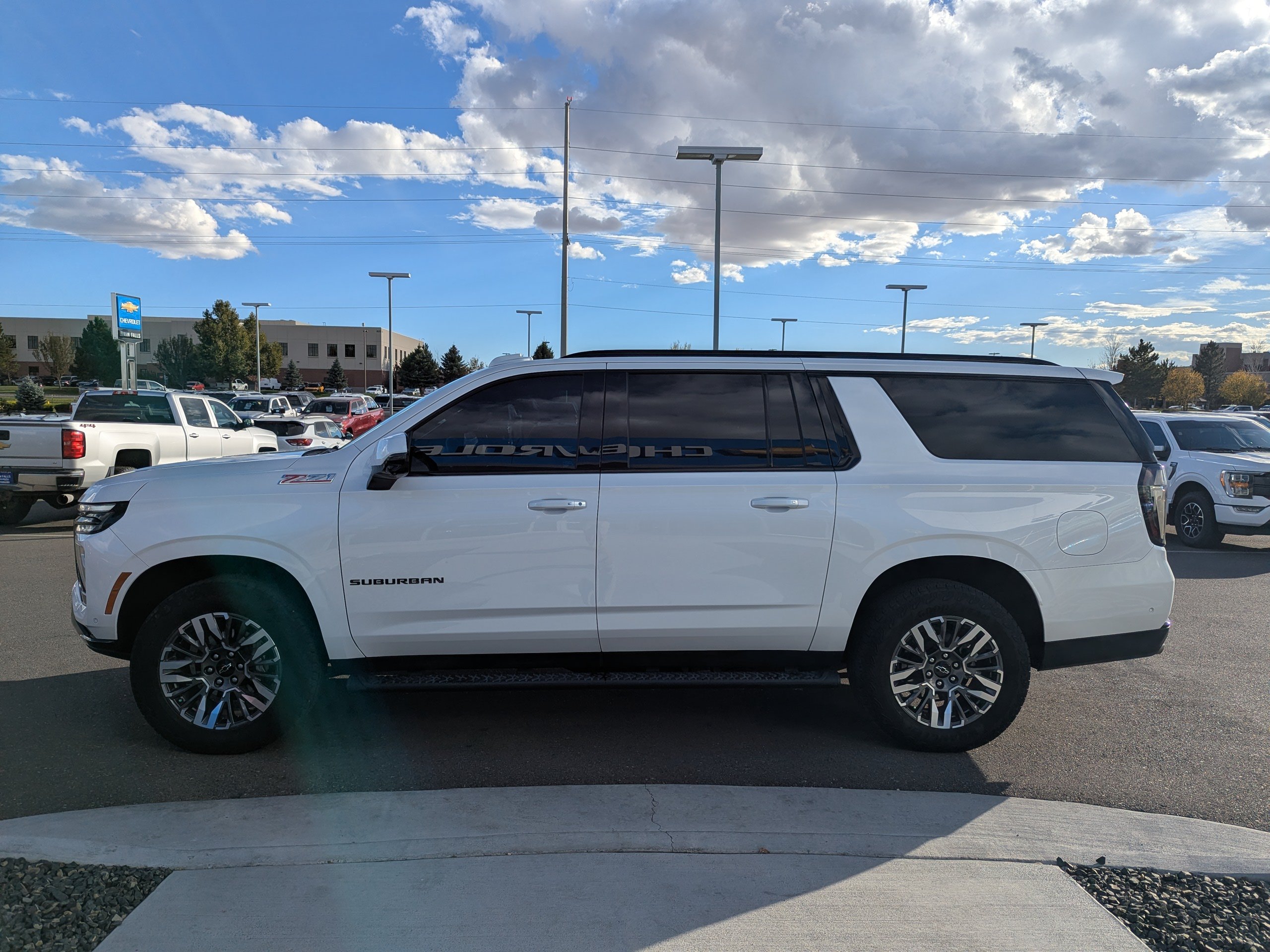2025 Chevrolet Suburban Z71 - Photo 8