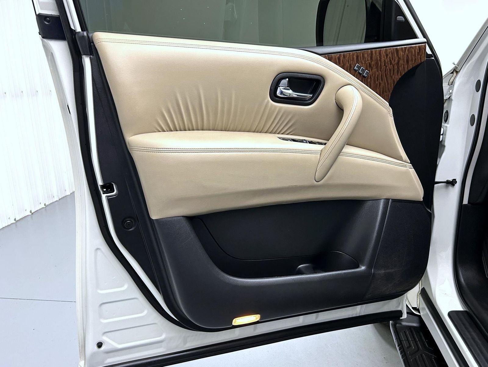 Used 2018 Pearl White Nissan Platinum image 9