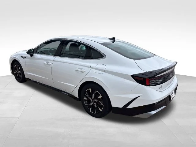 Used 2024 White Hyundai SEL image 3
