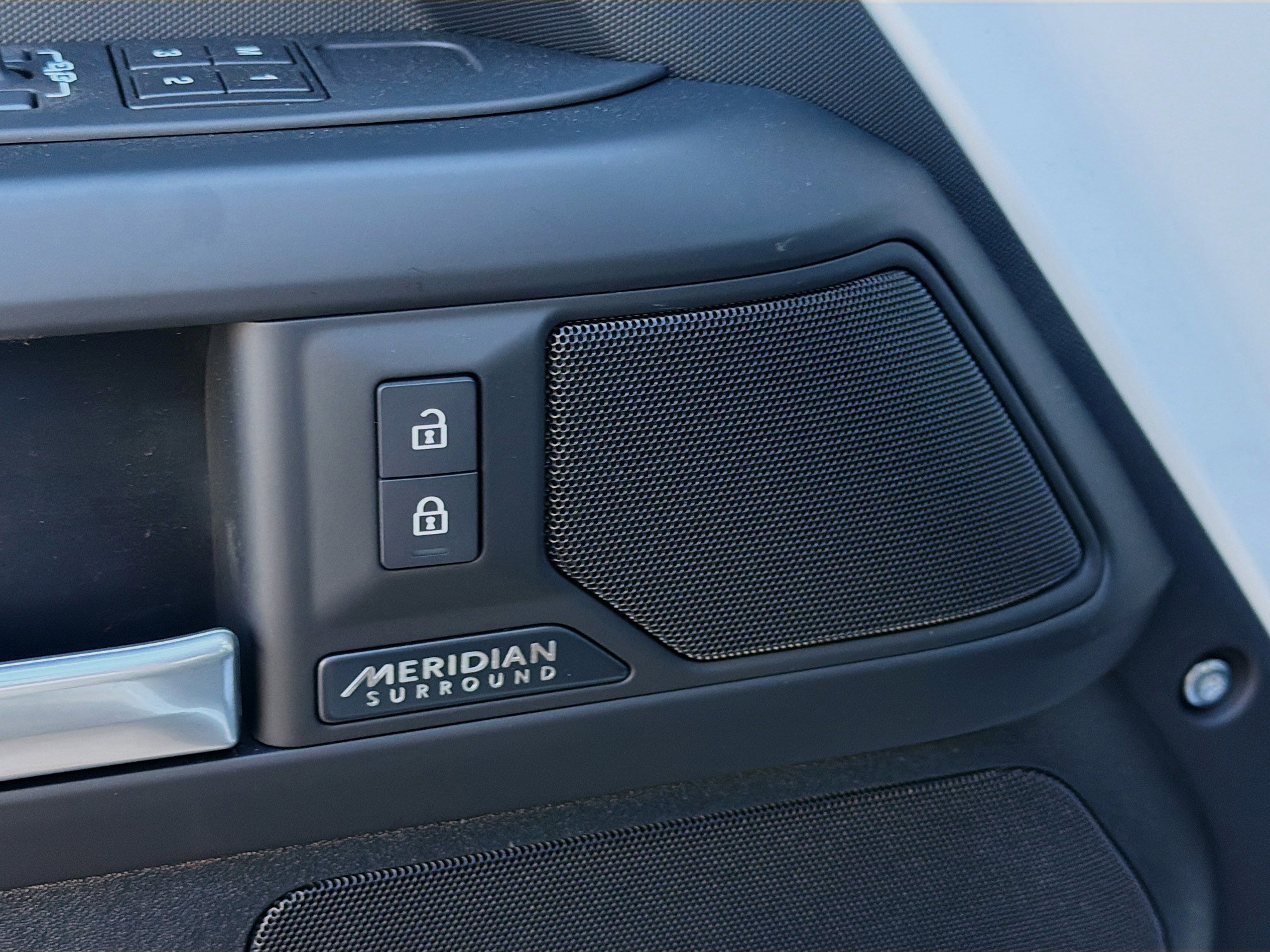 New 2026 Fuji White Land Rover X-Dynamic SE image 23