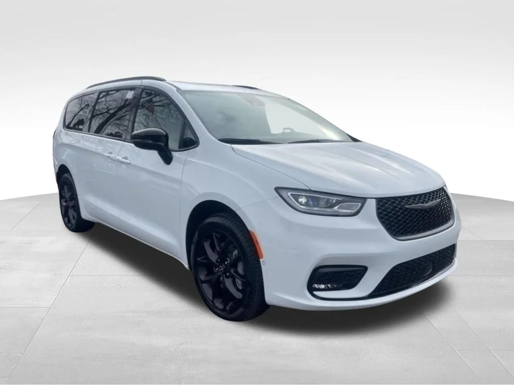 New 2026 Bright White Clear-Coat Exterior Paint Chrysler Limited image 7