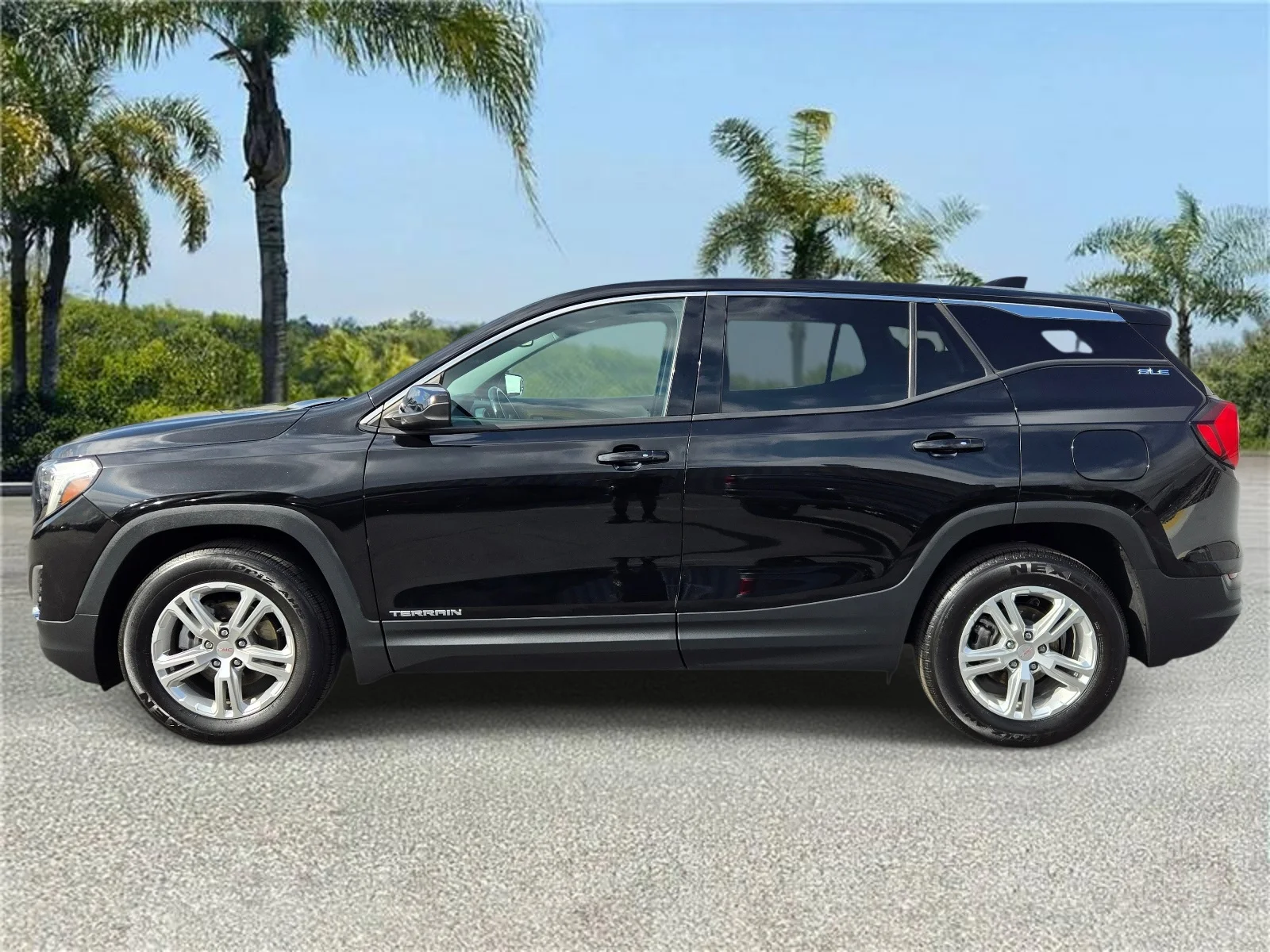 Used 2019 Ebony Twilight Metallic GMC FWD 4dr SLE image 2