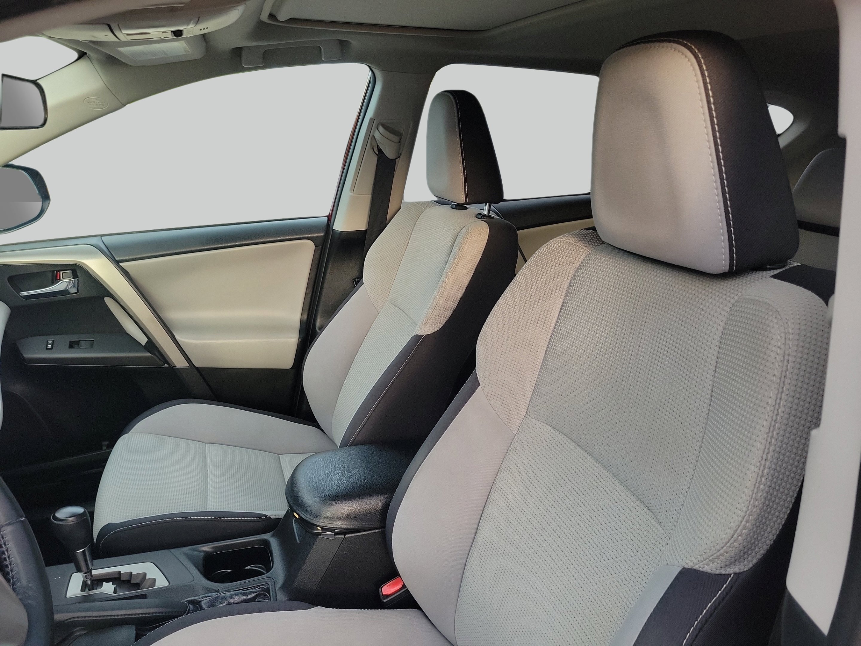Used 2018 Pearl Toyota XLE image 11