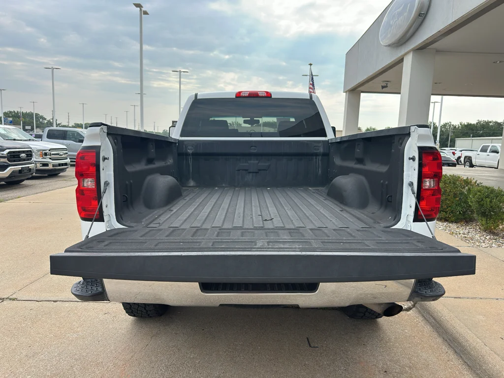 Used 2018 Summit White Chevrolet LT image 26