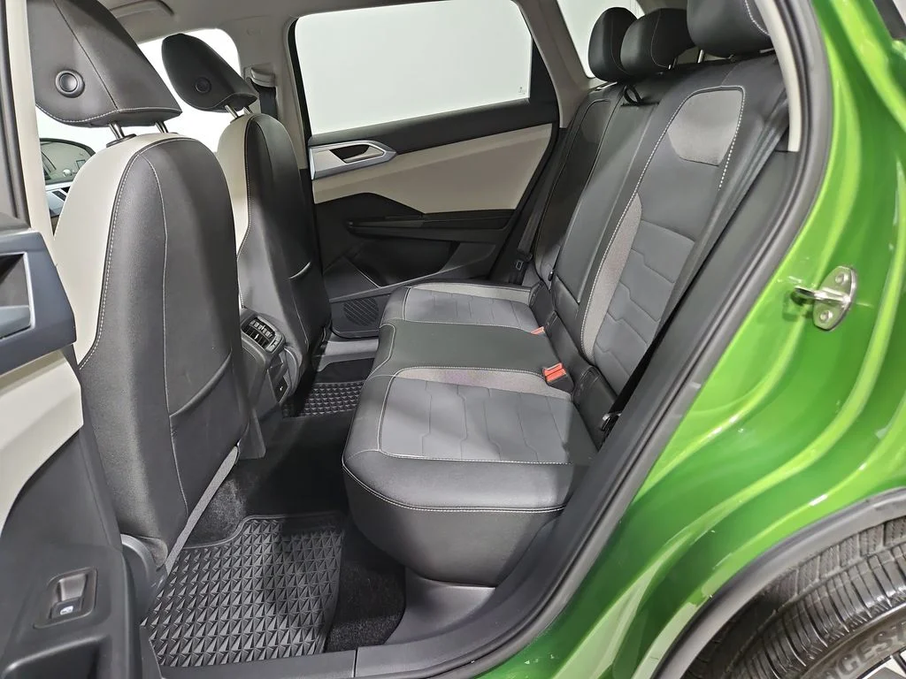 Used 2025 Green Volkswagen 1.5T SE image 26