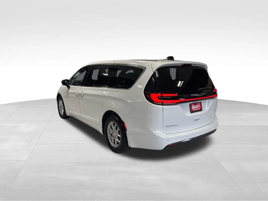 Used 2025 White Chrysler Select image 3