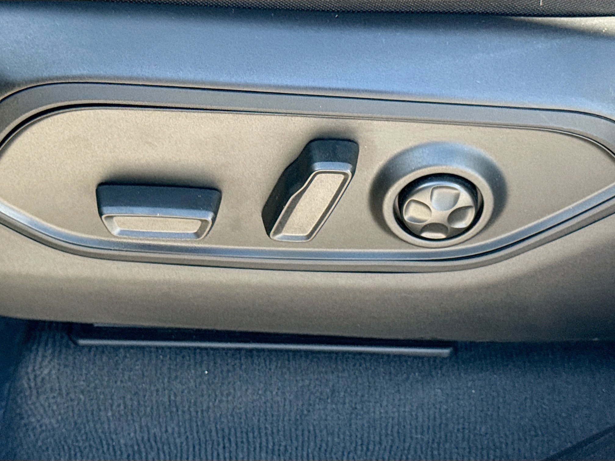 Used 2025 Silver Zynith Jeep Laredo X image 24