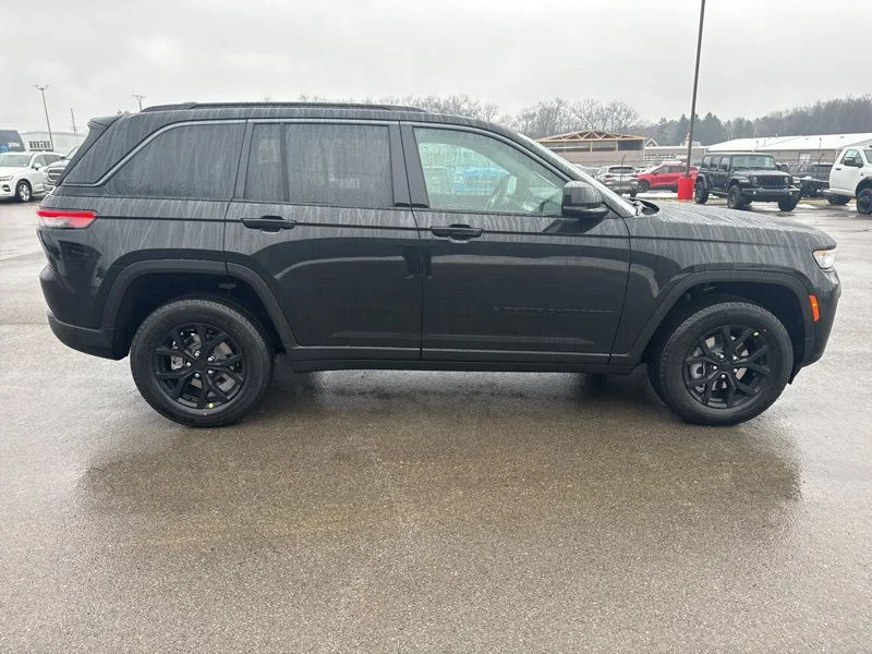 New 2026 Diamond Black Crystal Pearl-Coat Exterior Paint Jeep Laredo Altitude image 2