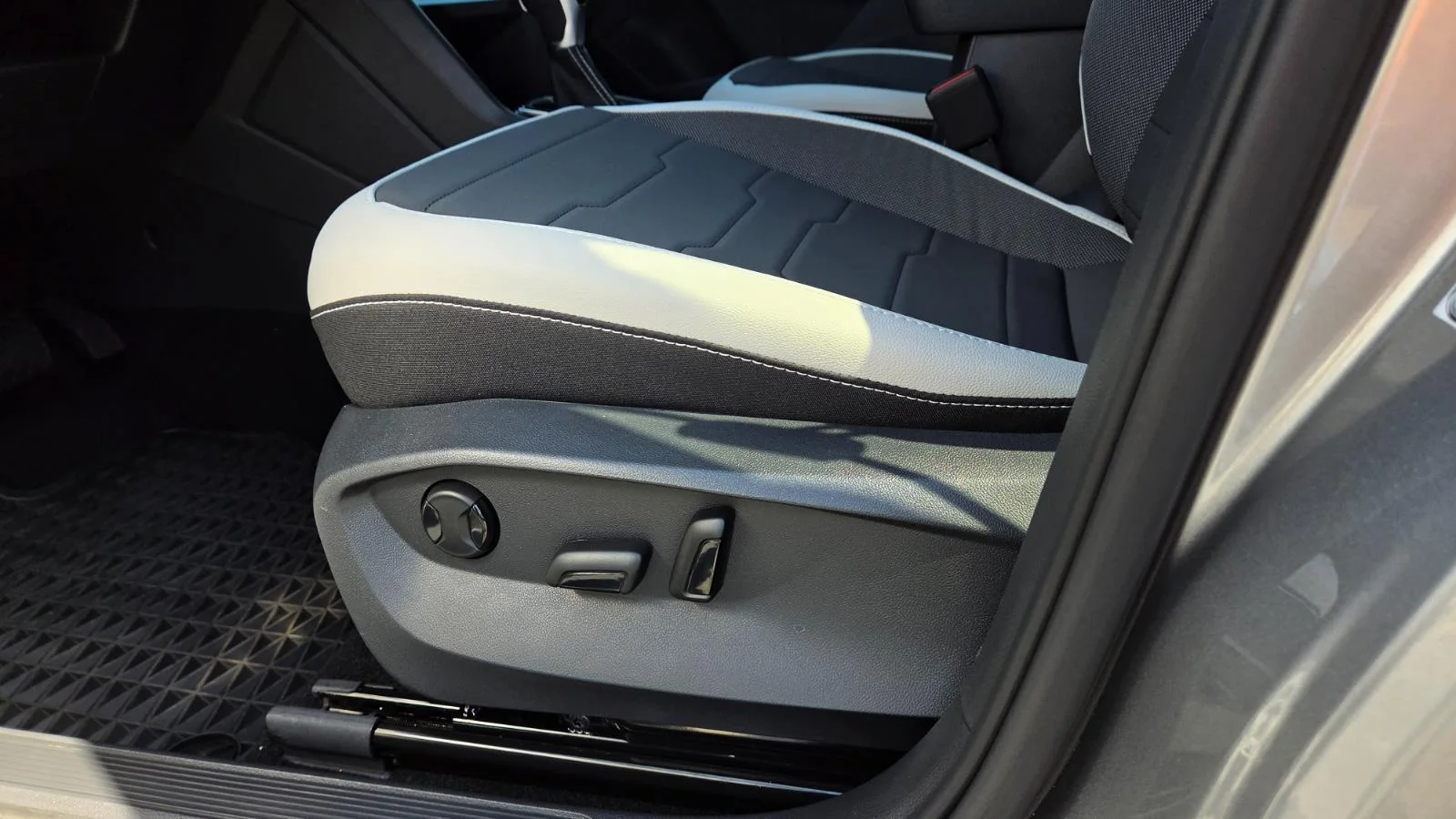 2025 Volkswagen Taos SE - Photo 21