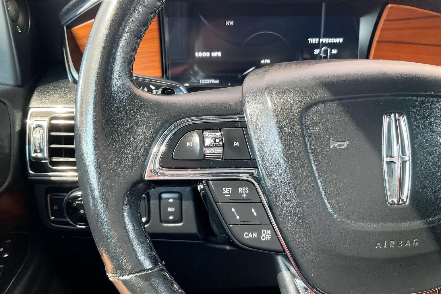 Used 2019 Infinite Black Metallic Lincoln Select image 22