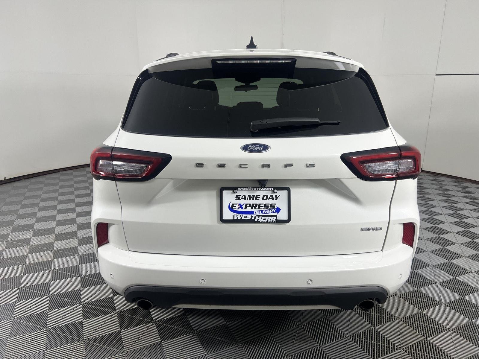Used 2023 Star White Metallic Tri-Coat Ford ST-Line image 12