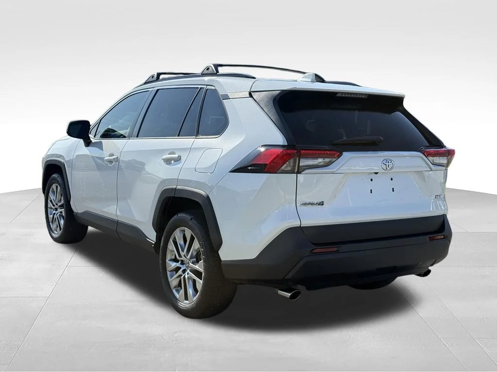 Used 2021 White Toyota XLE Premium image 3