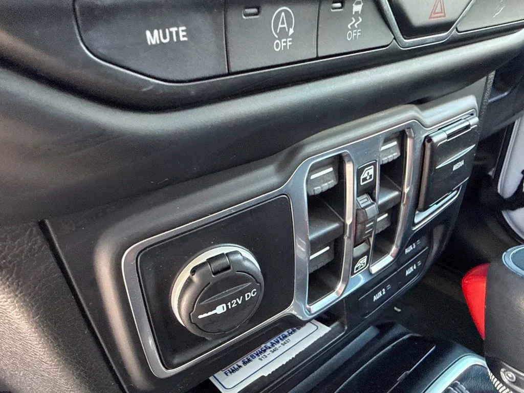 Used 2018 White Jeep Unlimited Sahara image 4