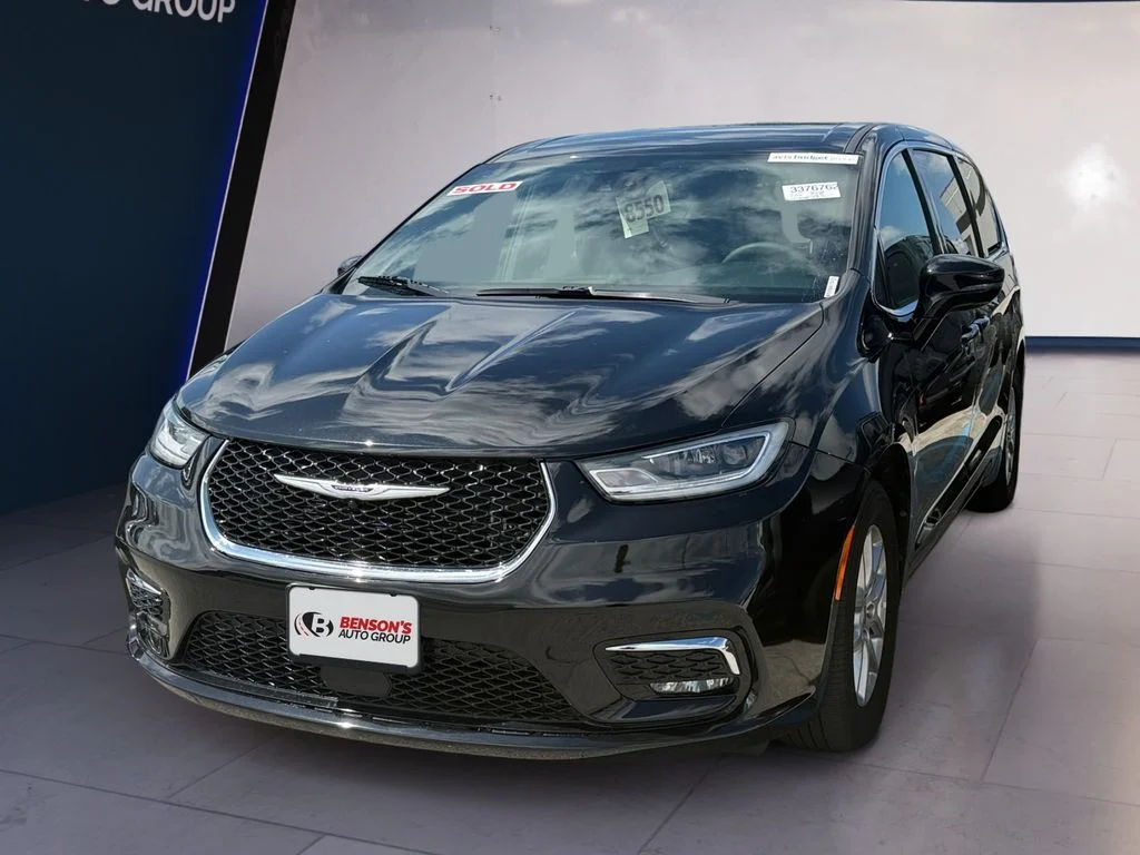 2025 Chrysler Pacifica Select's photo