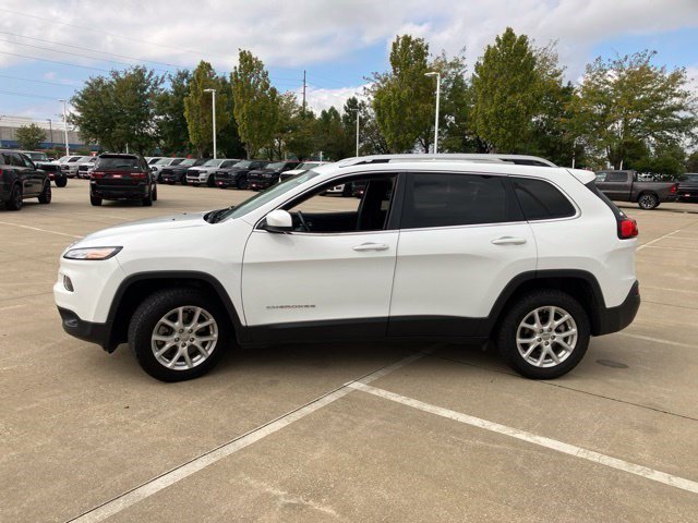 Certified Used 2017 Bright White Clearcoat Jeep Latitude image 4