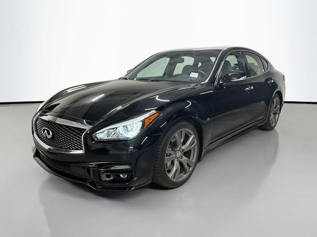 2017 INFINITI Q70 5.6's photo