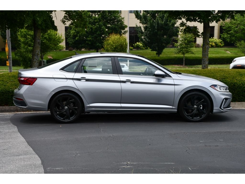 Used 2025 Pyrite Silver Metallic Volkswagen SE image 3