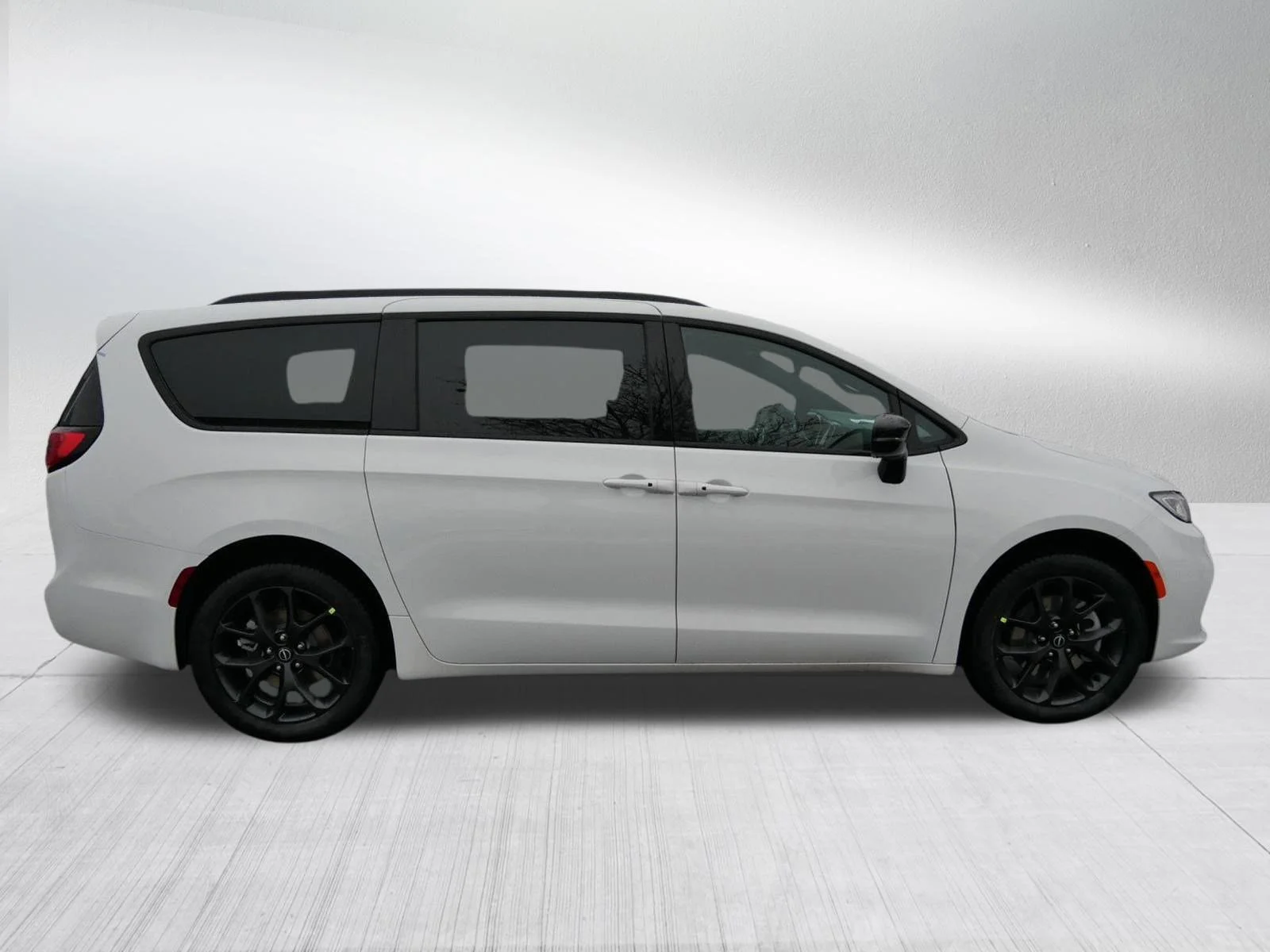 New 2026 Bright White Clear-Coat Exterior Paint Chrysler Select image 8