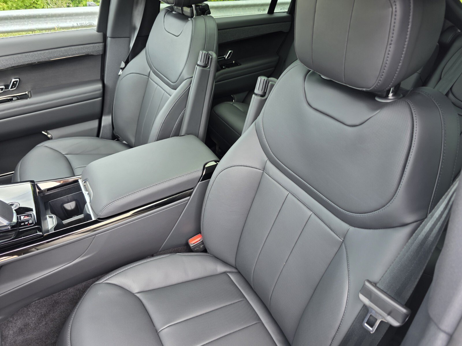 New 2026 Fuji White Land Rover P400 Dynamic SE image 12