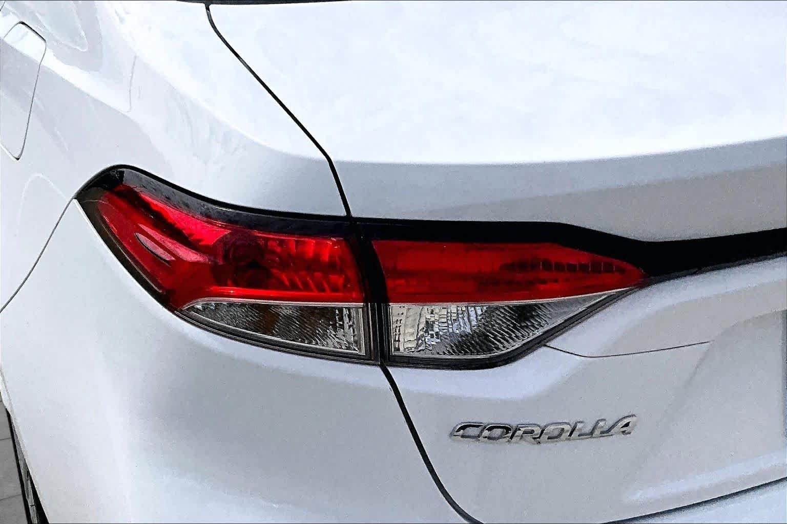 Used 2024 Ice Cap Toyota Hybrid LE image 27