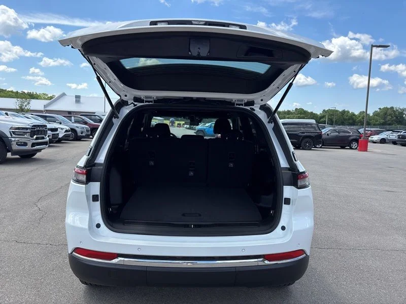 New 2026 Bright White Clear-Coat Exterior Paint Jeep Laredo image 9