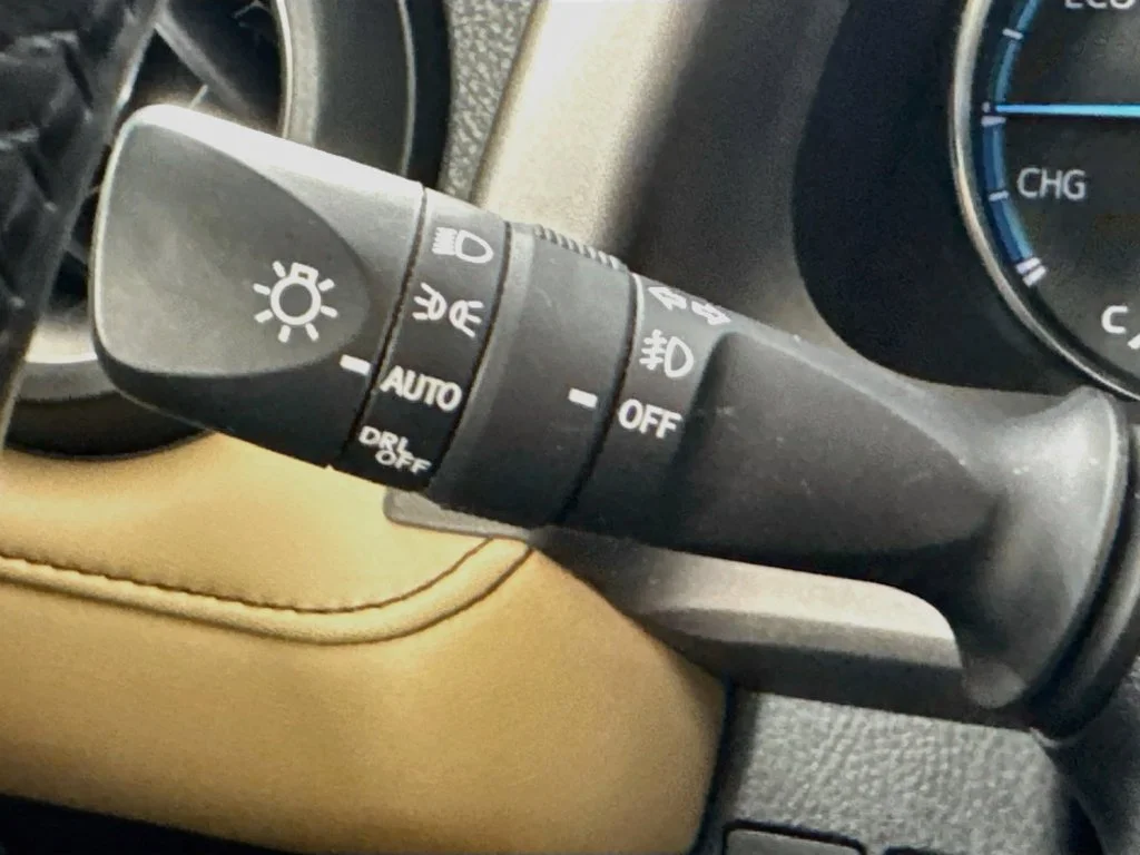 Used 2018 White Toyota XLE image 12