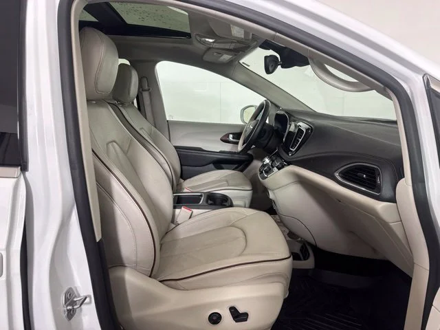 Used 2017 White Chrysler Limited image 4