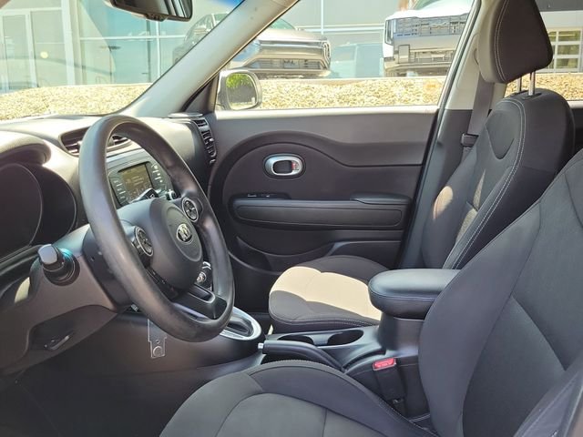 Used 2018 White Kia Base image 9