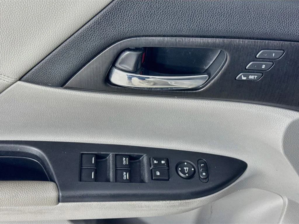 Used 2014 Silver Honda EX-L image 21