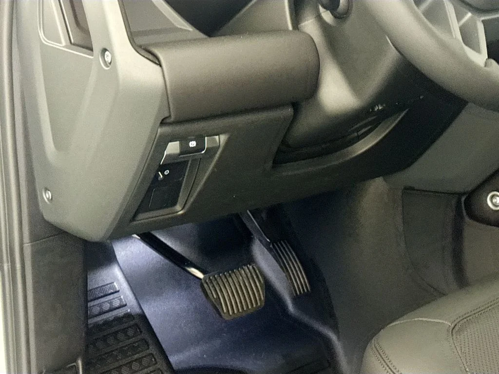 New 2026 Fuji White Land Rover X-Dynamic SE image 10
