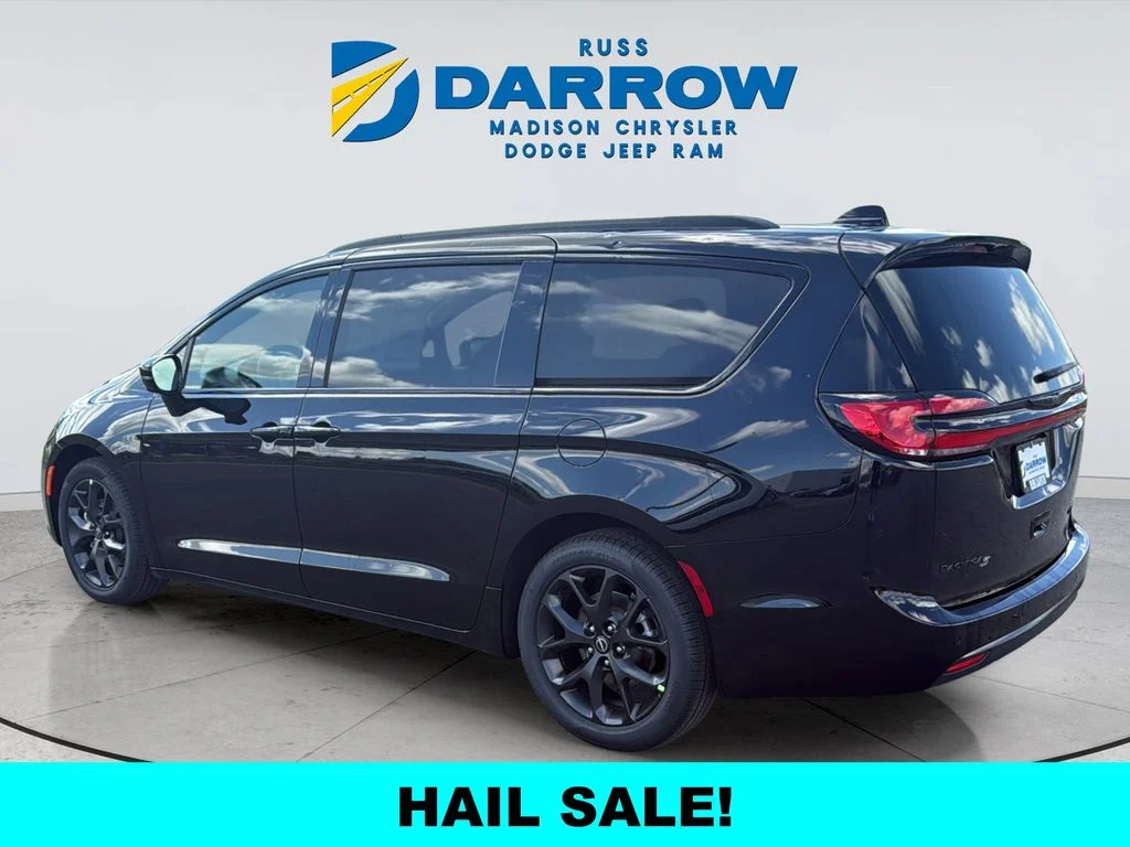 New 2026 Diamond Black Crystal Pearl-Coat Exterior Paint Chrysler Limited image 3