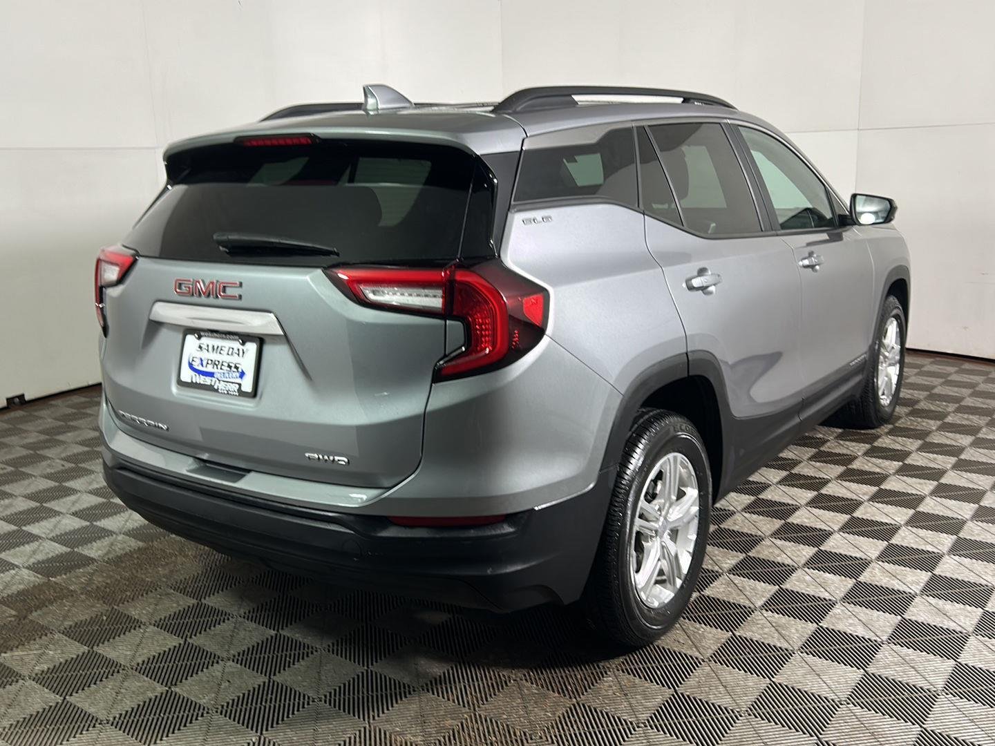 Used 2023 Sterling Metallic GMC SLE image 10