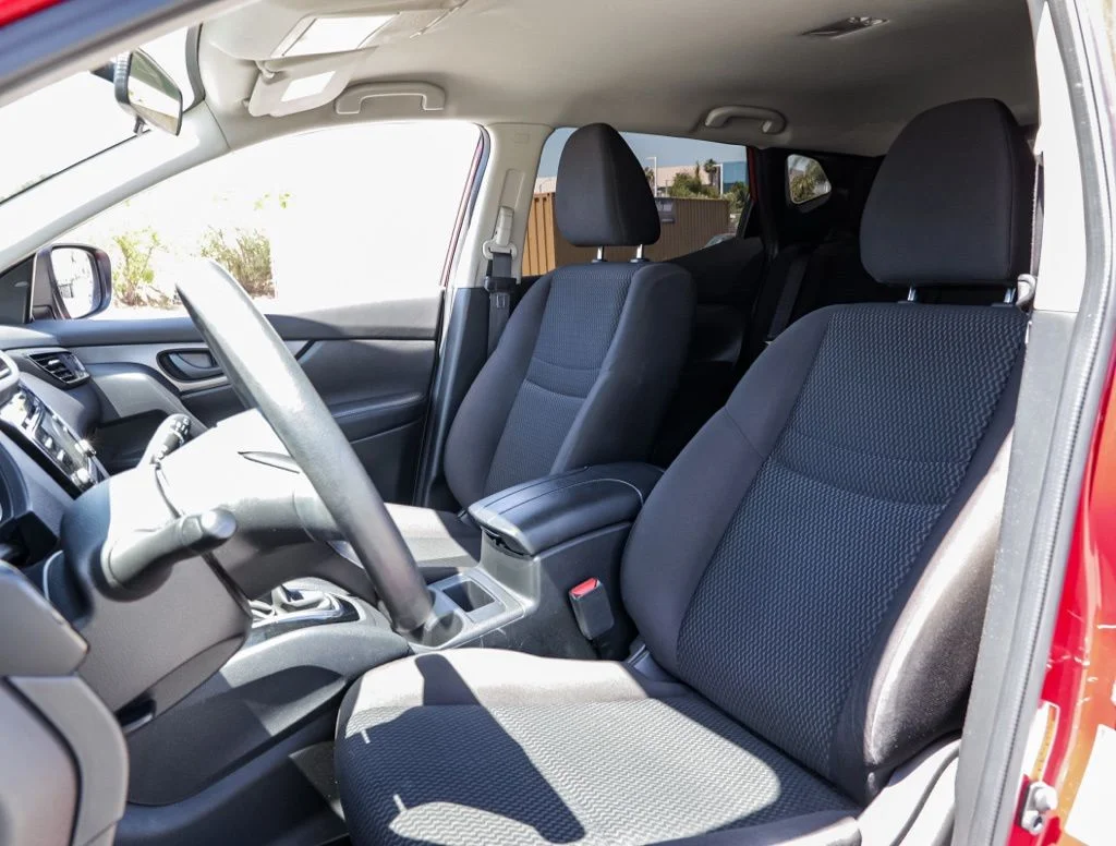 Used 2018 Red Nissan S image 15