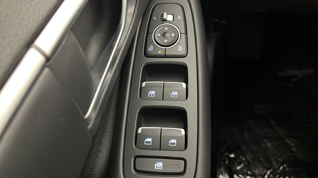 Used 2025 Silver Hyundai SEL Convenience image 28