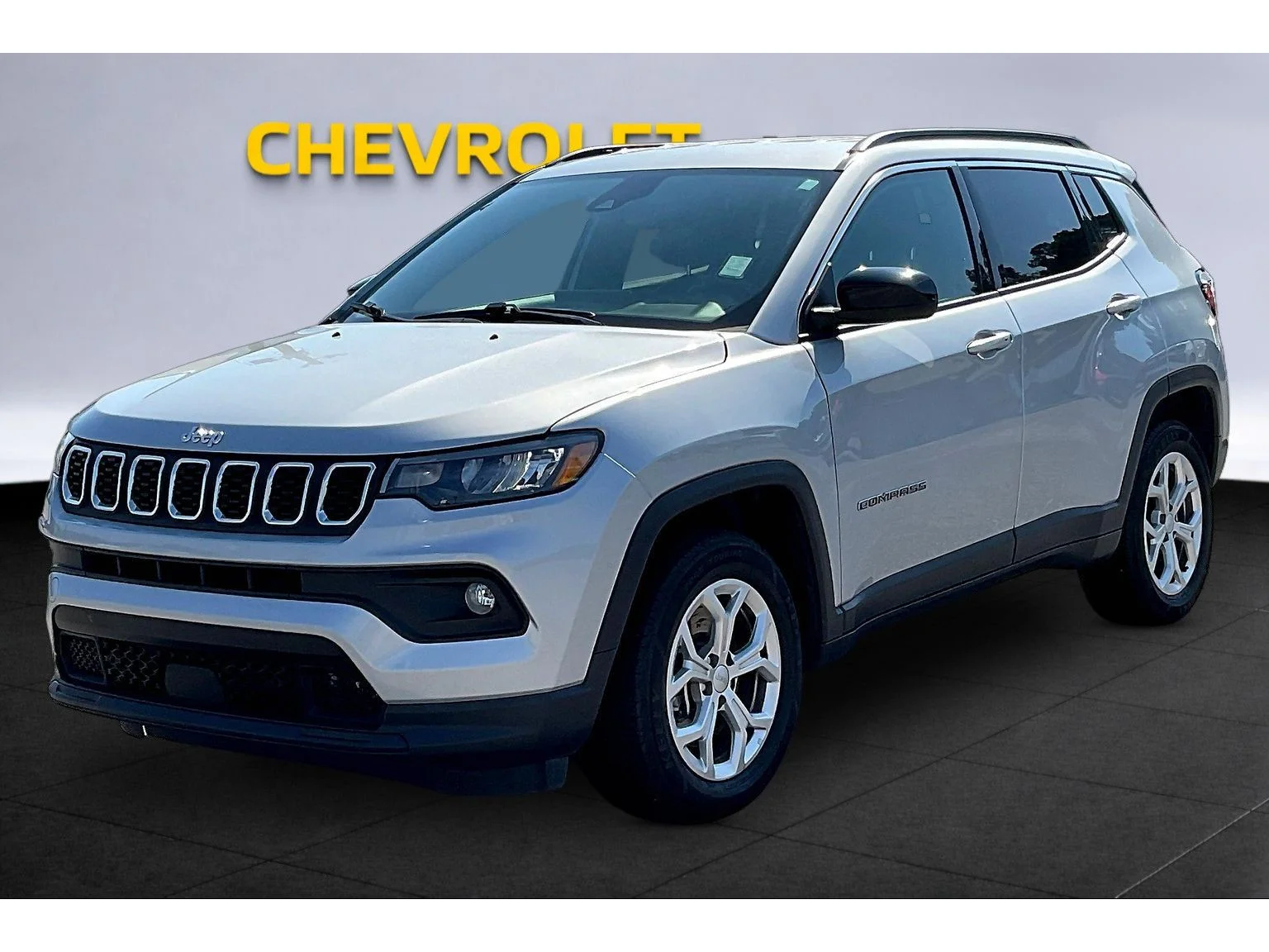 Used 2024 Silver Jeep Latitude image 9