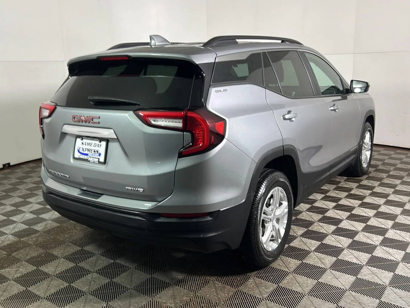 Used 2023 Sterling Metallic GMC SLE image 10