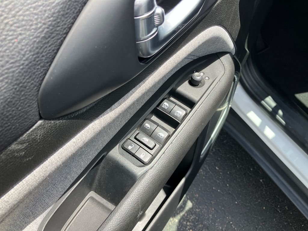 Used 2024 White/off-white Jeep Latitude image 13