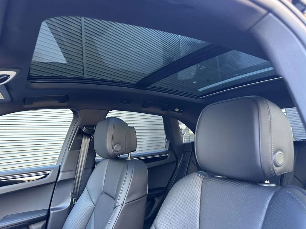 2026 Porsche Macan - Photo 6