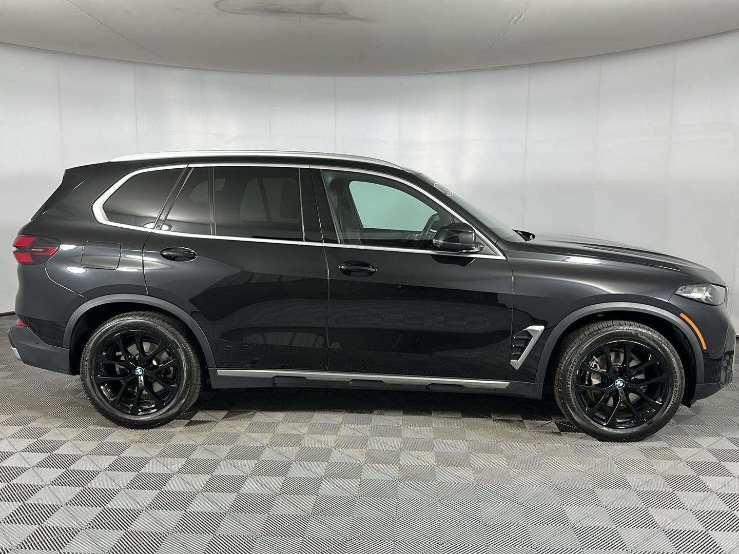 Used 2024 Black Sapphire Metallic BMW xDrive40i image 31