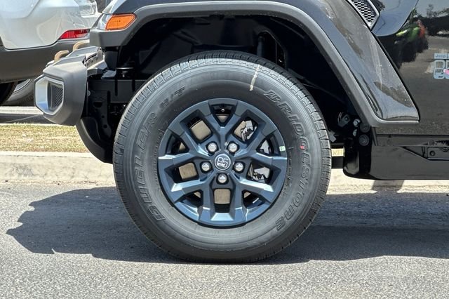 New 2026 Black Clear-Coat Exterior Paint Jeep 85th Anniversary Edition image 24