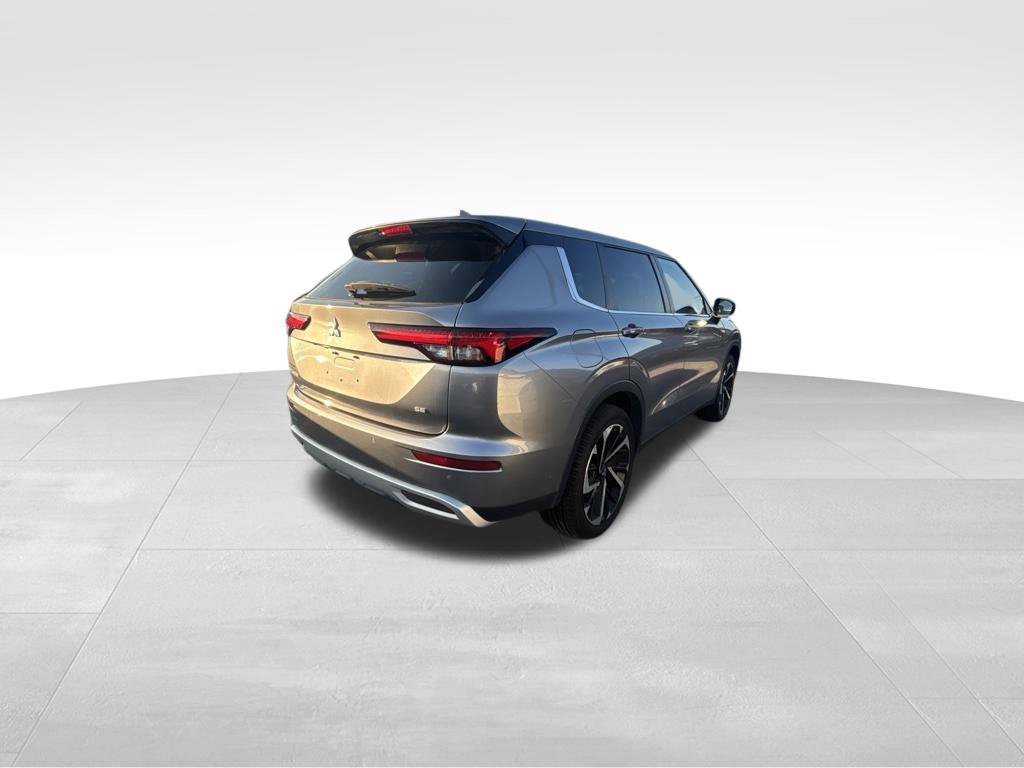 Used 2022 Silver Mitsubishi SE image 5