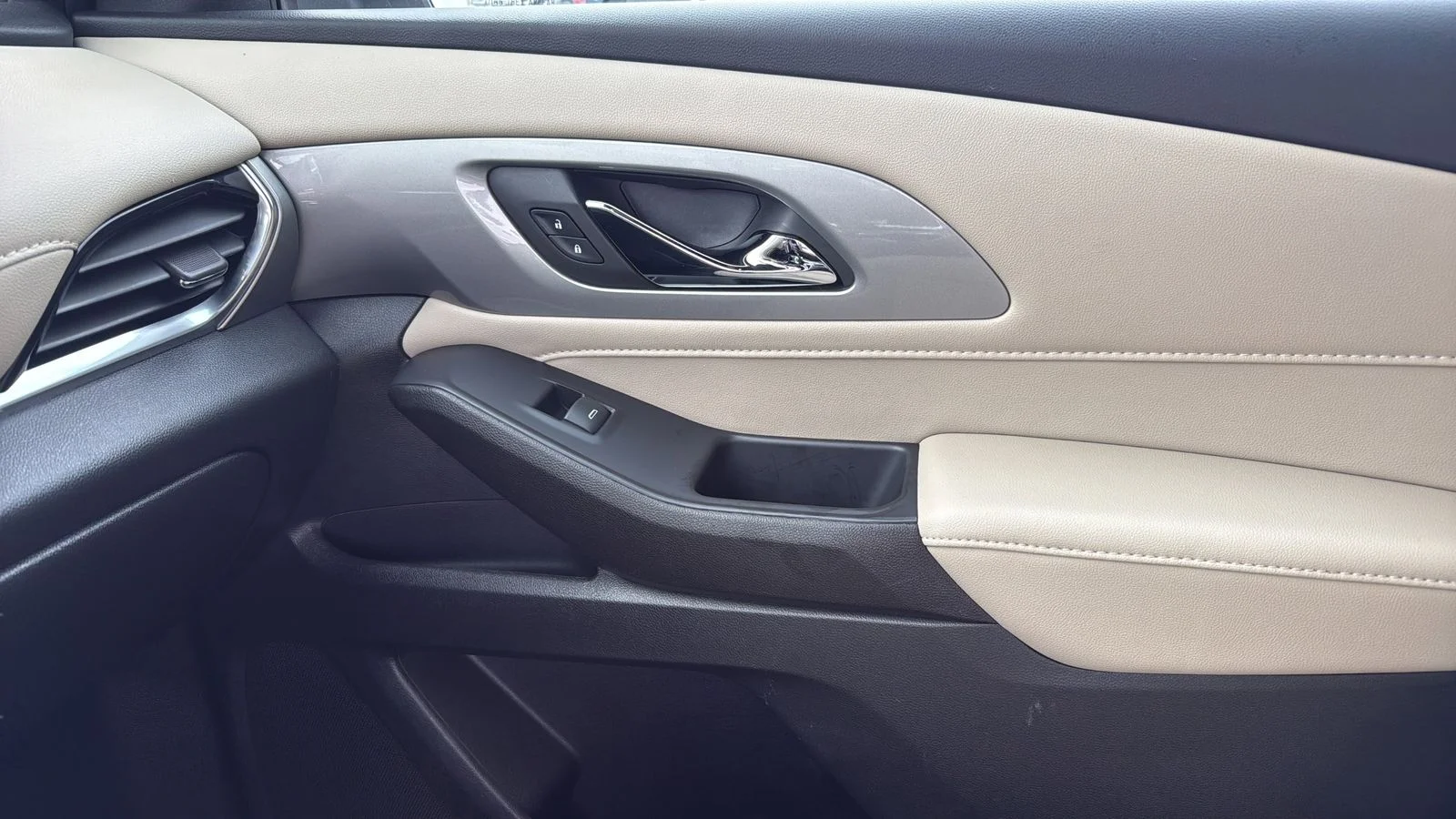 Used 2022 White Chevrolet LS image 23
